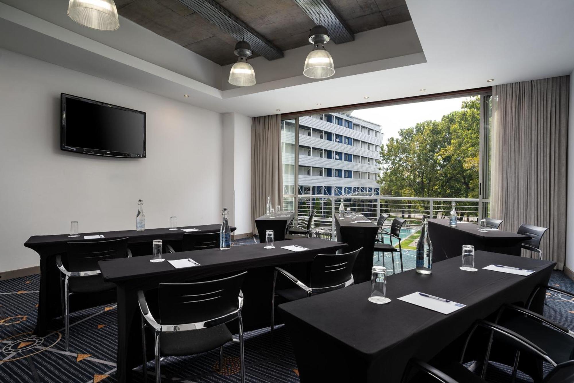 Protea Hotel By Marriott O R Tambo Airport Kempton Park Exterior foto
