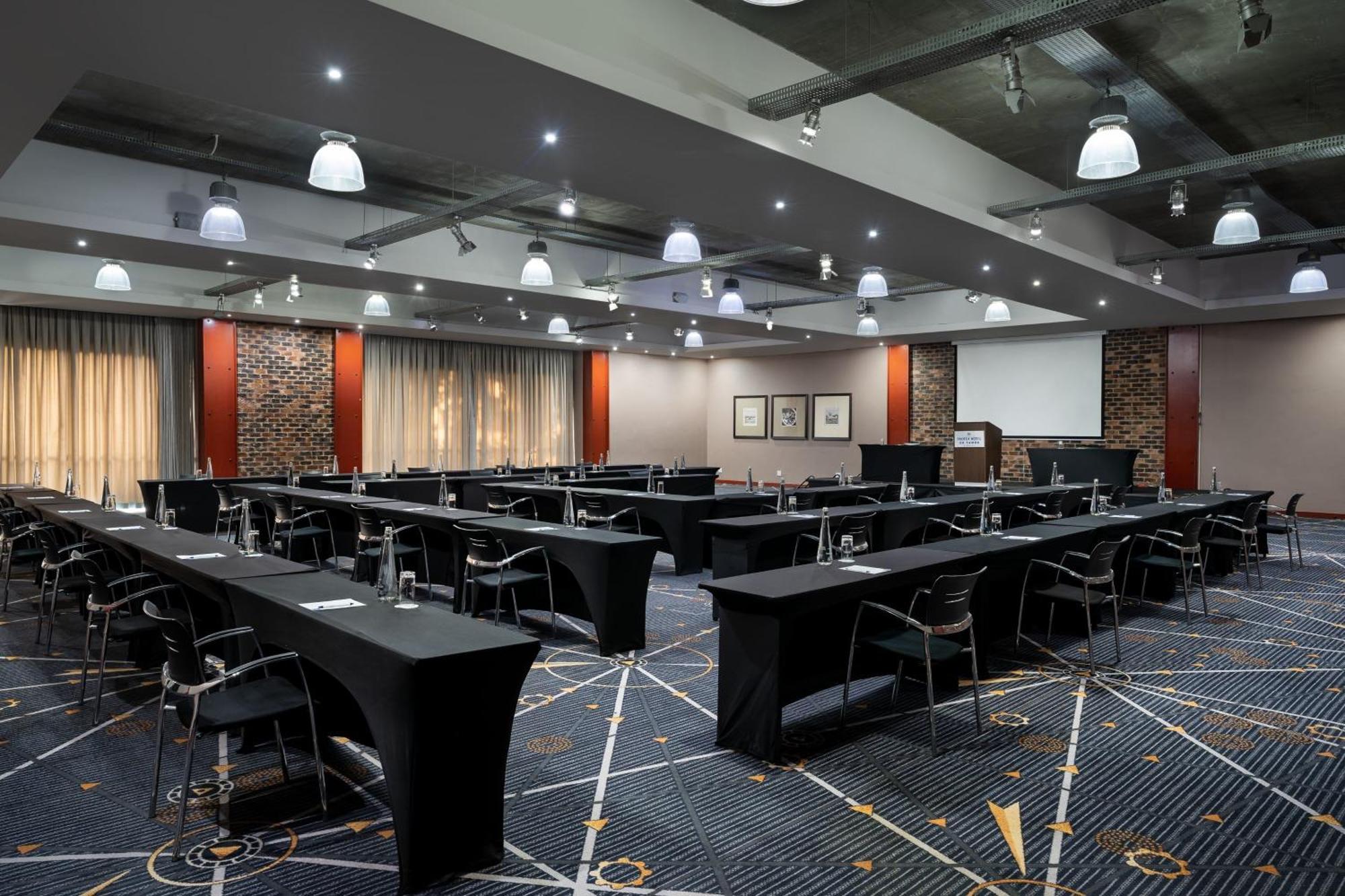 Protea Hotel By Marriott O R Tambo Airport Kempton Park Exterior foto