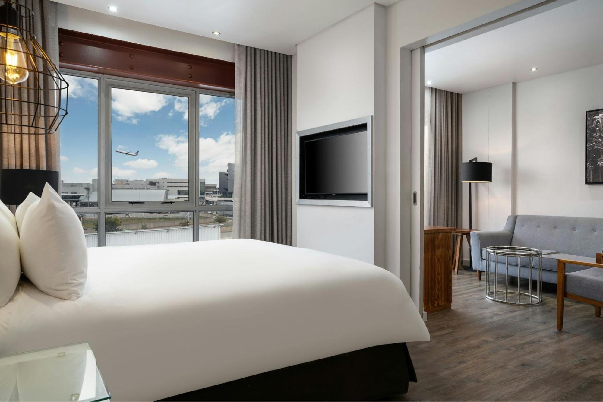 Protea Hotel By Marriott O R Tambo Airport Kempton Park Exterior foto