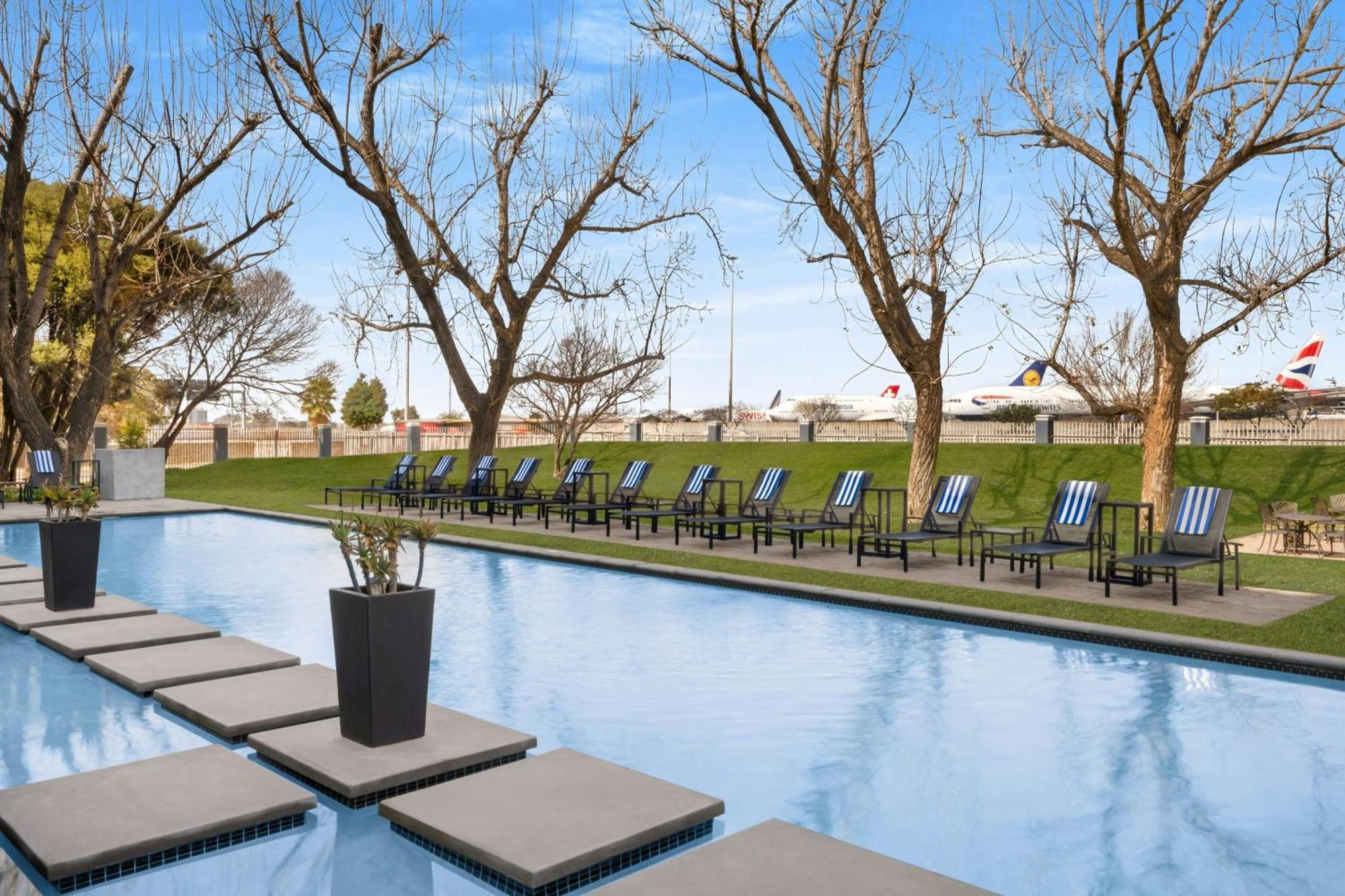 Protea Hotel By Marriott O R Tambo Airport Kempton Park Exterior foto