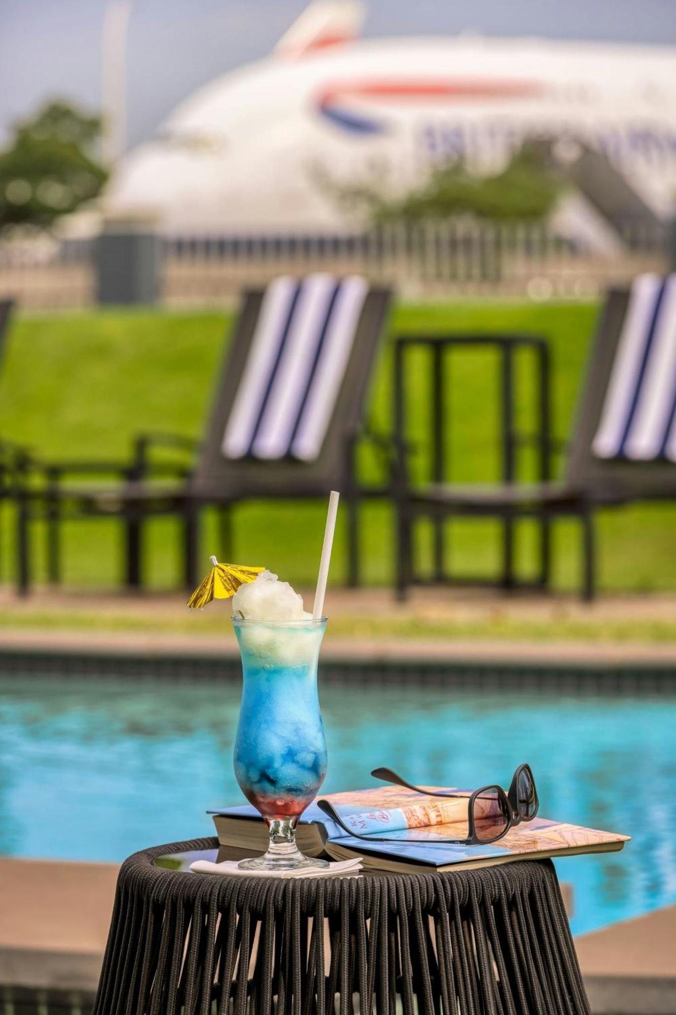 Protea Hotel By Marriott O R Tambo Airport Kempton Park Exterior foto