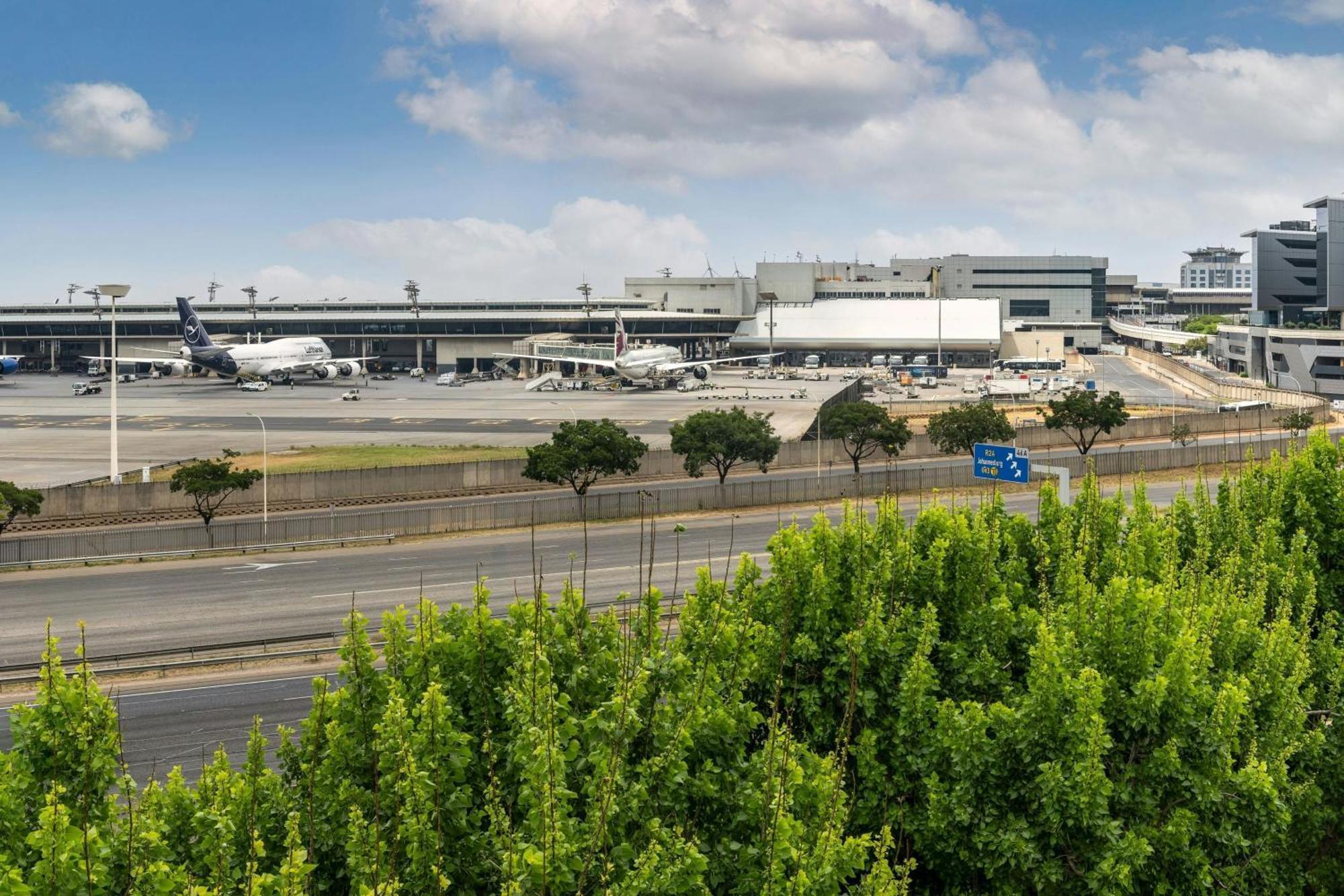 Protea Hotel By Marriott O R Tambo Airport Kempton Park Exterior foto